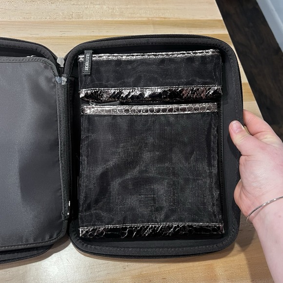 Laura Mercier Limited Edition Essential Custom Artist Portfolio Case In Bronze - Picture 7 of 8